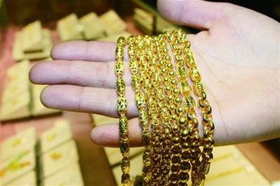 周大生摻假事件曝光引爭議，青島門店未下架產(chǎn)品引消費者維權(quán)